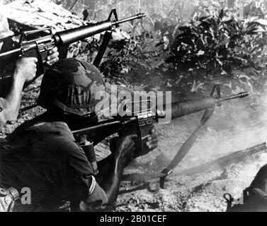 Vietnam: Un sergent et un rifleman américains s'engagent dans des guérilleros du Front de libération nationale (NLF, Viet Cong) avec M16 fusils, c. 1967-1973. La deuxième guerre d'Indochine, connue en Amérique sous le nom de guerre du Vietnam, a été un conflit militaire de l'époque de la Guerre froide qui s'est produit au Vietnam, au Laos et au Cambodge du 1 novembre 1955 à la chute de Saigon le 30 avril 1975. Cette guerre a suivi la première Guerre d'Indochine et a été menée entre le Nord du Vietnam, soutenu par ses alliés communistes, et le gouvernement du Sud Vietnam, soutenu par les États-Unis et d'autres nations anticommunistes. Banque D'Images