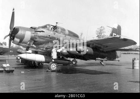 Vietnam : un Skyraider de l'USAF Douglas A-1E de l'aile du Commando aérien de 14th à la base aérienne de Nha Trang, vers 1966-1967. La deuxième guerre d'Indochine, connue en Amérique sous le nom de guerre du Vietnam, a été un conflit militaire de l'époque de la Guerre froide qui s'est produit au Vietnam, au Laos et au Cambodge du 1 novembre 1955 à la chute de Saigon le 30 avril 1975. Cette guerre a suivi la première Guerre d'Indochine et a été menée entre le Nord du Vietnam, soutenu par ses alliés communistes, et le gouvernement du Sud Vietnam, soutenu par les États-Unis et d'autres nations anticommunistes. Banque D'Images