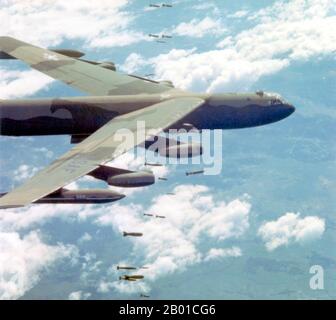 Vietnam: Un Boeing B-52 de la Force aérienne américaine StratoFortress larguer des bombes au-dessus du Vietnam, c. 1965-1972. Cet avion a été frappé par le missile surface-air sa-2 au-dessus du nord du Vietnam lors de l'offensive 'linebacker II' le 31 décembre 1972 et s'est écrasé au Laos. L'équipage de six personnes a éjecté, mais seulement cinq ont été sauvés. L'opération linebacker II était une campagne de bombardement aérien de la septième Force aérienne des États-Unis et de la Force opérationnelle de la Marine américaine 77, menée contre des cibles en République démocratique du Vietnam (nord du Vietnam) au cours de la dernière période d'implication des États-Unis dans la guerre du Vietnam. Banque D'Images
