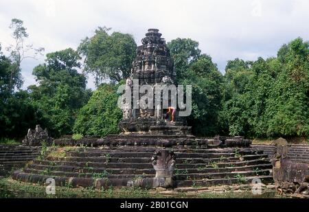 Cambodge: Neak Pean pendant la saison sèche, l'île centrale face à une statue de Balaha (Bodhisattva Guanyin transformé en cheval), Angkor. Neak Pean (les serpents entendus) est une île artificielle avec un temple bouddhiste sur une île circulaire de Preah Khan Baray construite pendant le règne du roi Jayavarman VII Un baray est un corps artificiel d'eau. La piscine centrale représente le lac Himalayan Anavatapta, situé au sommet de l'univers, qui était censé donner naissance aux quatre grands fleuves du monde. Banque D'Images