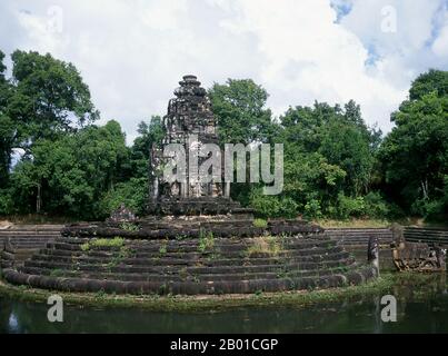 Cambodge: Neak Pean pendant la saison sèche, l'île centrale face à une statue de Balaha (Bodhisattva Guanyin transformé en cheval), Angkor. Neak Pean (les serpents entendus) est une île artificielle avec un temple bouddhiste sur une île circulaire de Preah Khan Baray construite pendant le règne du roi Jayavarman VII Un baray est un corps artificiel d'eau. La piscine centrale représente le lac Himalayan Anavatapta, situé au sommet de l'univers, qui était censé donner naissance aux quatre grands fleuves du monde. Banque D'Images