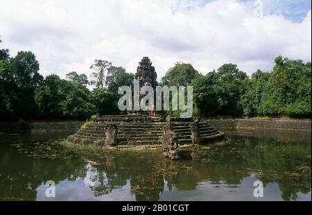 Cambodge: Neak Pean pendant la saison sèche, l'île centrale face à une statue de Balaha (Bodhisattva Guanyin transformé en cheval), Angkor. Neak Pean (les serpents entendus) est une île artificielle avec un temple bouddhiste sur une île circulaire de Preah Khan Baray construite pendant le règne du roi Jayavarman VII Un baray est un corps artificiel d'eau. La piscine centrale représente le lac Himalayan Anavatapta, situé au sommet de l'univers, qui était censé donner naissance aux quatre grands fleuves du monde. Banque D'Images