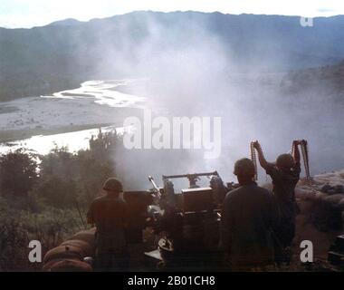 Vietnam: Des troupes du US 7th Cavalry Regiment tirant une mitrailleuse quad 50 pendant l'opération Pershing dans la province de Binh Dinh, 1967. La deuxième guerre d'Indochine, connue en Amérique sous le nom de guerre du Vietnam, a été un conflit militaire de l'époque de la Guerre froide qui s'est produit au Vietnam, au Laos et au Cambodge du 1 novembre 1955 à la chute de Saigon le 30 avril 1975. Cette guerre a suivi la première Guerre d'Indochine et a été menée entre le Nord du Vietnam, soutenu par ses alliés communistes, et le gouvernement du Sud Vietnam, soutenu par les États-Unis et d'autres nations anticommunistes. Banque D'Images