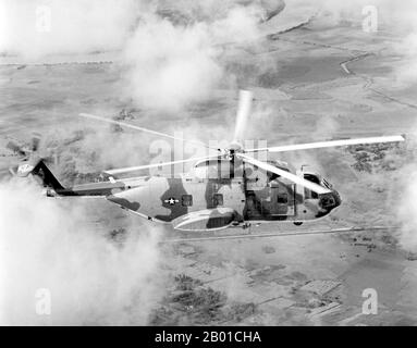 Vietnam : un américain Air Force Sikorsky CH-3C Jolly Green Giant hélicoptère du 3rd Aerospace Rescue and Recovery Squadron au Vietnam, 1967. La deuxième guerre d'Indochine, connue en Amérique sous le nom de guerre du Vietnam, a été un conflit militaire de l'époque de la Guerre froide qui s'est produit au Vietnam, au Laos et au Cambodge du 1 novembre 1955 à la chute de Saigon le 30 avril 1975. Cette guerre a suivi la première Guerre d'Indochine et a été menée entre le Nord du Vietnam, soutenu par ses alliés communistes, et le gouvernement du Sud Vietnam, soutenu par les États-Unis et d'autres nations anticommunistes. Banque D'Images