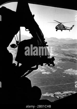 Vietnam : vue de la position d'un tireur américain Marine corps Sikorsky UH-34D hélicoptère de cheval de mer au-dessus du Vietnam; la mitrailleuse M-60 du tireur est au premier plan, vers 1965. La deuxième guerre d'Indochine, connue en Amérique sous le nom de guerre du Vietnam, a été un conflit militaire de l'époque de la Guerre froide qui s'est produit au Vietnam, au Laos et au Cambodge du 1 novembre 1955 à la chute de Saigon le 30 avril 1975. Cette guerre a suivi la première Guerre d'Indochine et a été menée entre le Nord du Vietnam, soutenu par ses alliés communistes, et le gouvernement du Sud Vietnam, soutenu par les États-Unis et d'autres nations anticommunistes. Banque D'Images