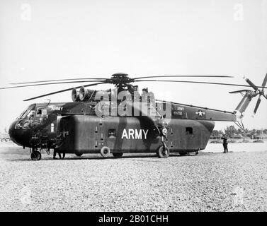 Vietnam: Un hélicoptère de l'armée américaine Sikorsky YCH-54A Tarhe 'ski Crane' capable de soulever des charges extrêmement lourdes comme des chars et des bulldozers, vers 1965-1966. La deuxième guerre d'Indochine, connue en Amérique sous le nom de guerre du Vietnam, a été un conflit militaire de l'époque de la Guerre froide qui s'est produit au Vietnam, au Laos et au Cambodge du 1 novembre 1955 à la chute de Saigon le 30 avril 1975. Cette guerre a suivi la première Guerre d'Indochine et a été menée entre le Nord du Vietnam, soutenu par ses alliés communistes, et le gouvernement du Sud Vietnam, soutenu par les États-Unis et d'autres nations anticommunistes. Banque D'Images