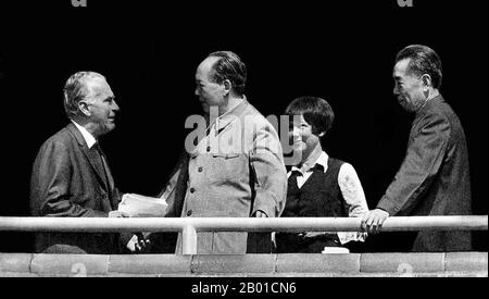 Chine : Edgar Snow, Mao Zedong, lois Wheeler Snow et Zhou Enlai, Beijing, 1970. Edgar Snow (17 juillet 1905 - 15 février 1972) était un journaliste américain connu pour ses livres et articles sur le communisme en Chine et la révolution communiste chinoise. Il aurait été le premier journaliste occidental à s’entretenir avec le dirigeant communiste chinois Mao Tsé-toung, et est surtout connu pour le Red Star Over China (1937), un récit du mouvement communiste chinois depuis sa fondation jusqu’à la fin de 1930s. Banque D'Images