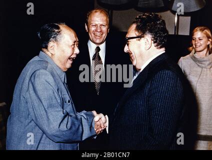 Chine/Etats-Unis: Le président Mao Tsé-toung se tremble avec Henry Kissinger en tant que président Gerald Ford et sa fille Susan Ford look on, Beijing, 2 décembre 1975 Kissinger a été conseiller à la sécurité nationale et, plus tard, secrétaire d'État dans les administrations des présidents Richard Nixon et Gerald Ford. Après son mandat, son opinion a toujours été recherchée par de nombreux présidents et dirigeants du monde qui ont suivi. Partisan de la Realpolitik, Kissinger a joué un rôle dominant dans la politique étrangère des États-Unis entre 1969 et 1977. Au cours de cette période, il a été le pionnier de la politique de détente avec l'Union soviétique. Banque D'Images