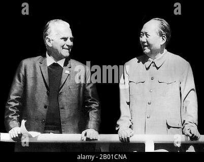 Chine: Edgar Snow (17 juillet 1905 - 15 février 1972) avec le Président Mao Tsé-toung, Beijing 1970. Edgar Snow était un journaliste américain connu pour ses livres et articles sur le communisme en Chine et la révolution communiste chinoise. Il aurait été le premier journaliste occidental à s’entretenir avec le dirigeant communiste chinois Mao Tsé-toung, et est surtout connu pour le Red Star Over China (1937), un récit du mouvement communiste chinois depuis sa fondation jusqu’à la fin de 1930s. Banque D'Images