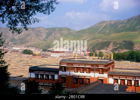 Chine : vue depuis le Grand Gold Tile Temple Hall à travers le monastère de Labrang, Xiahe, province de Gansu. Le monastère de Labrang est l'un des six grands monastères de l'école Gelug (chapeau jaune) du bouddhisme tibétain. Son nom officiel est Gandan Shaydrup Dargay Tashi Gyaysu Khyilway Ling, communément connu sous le nom de Labrang Tashi Khyil, ou simplement Labrang. Le monastère a été fondé en 1709 par le premier Jamyang Zhaypa, Ngawang Tsondru. C'est la plus importante ville monastère du bouddhisme tibétain en dehors de la région autonome tibétaine. Banque D'Images