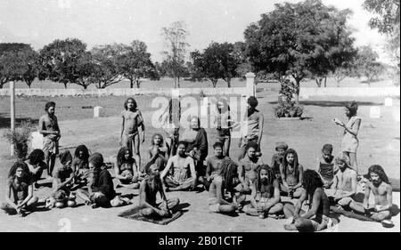 Inde: Un rassemblement de sadhus ou sannyasin quelque part dans le nord de l'Inde, c. 1890. Sannyasa est l'ordre de vie du renouncer dans le schéma hindou de āśramas, ou les étapes de la vie. Elle est considérée comme la dernière étape des systèmes d'ashram et est traditionnellement prise par des hommes ou des femmes à l'âge de cinquante ans ou plus ou par de jeunes moines qui souhaitent renoncer à des activités mondaines et matérialistes et consacrent leur vie entière à des activités spirituelles. Dans cette phase de la vie, la personne développe vairāgya, ou un état de dissipation et de détachement de la vie matérielle. Banque D'Images