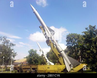 Bulgarie/URSS/Vietnam : deux missiles sa-2 Guideline (S-75 Dvina) au Musée national d'histoire militaire de Sofia, Bulgarie, 2008. Photo de Tourbillon (licence CC PAR 3,0). Le système S-75 Dvina (russe : TSS-75; OTAN, nom de référence sa-2 Guideline) est un système de missiles sol-air guidé par commandement (SAM) de haute altitude conçu par les Soviétiques. Depuis son premier déploiement en 1957, il est devenu le missile de défense aérienne le plus répandu et le plus utilisé de toute l'histoire. Les forces nord-vietnamiennes ont largement utilisé le S-75 pendant la guerre du Vietnam pour défendre Hanoi et Haiphong avec un certain succès considérable. Banque D'Images