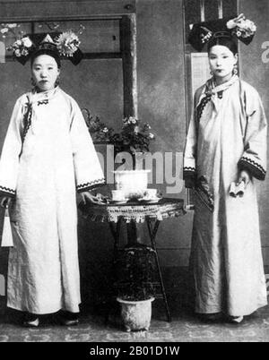 Chine : Manchu Mesdames à la Cour impériale de Qing à Beijing, c. 1890. Les femmes Manchu de la Cité interdite ou Gugong à Beijing posent pour une photographie pendant la dynastie Manchu Qing (1644-1911). Ils portent des robes élaborées et chères. Leurs visages sont blanchis avec de la poudre, et leur rouge à lèvres est appliqué dans une bande étroite à travers le centre de leurs lèvres suivant la mode du temps. Banque D'Images