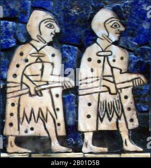Irak : détail du côté guerre du Standard of ur (également connu sous le nom de « Standard de bataille d'ur », Ou le 'Standard Royal d'ur') représentant deux soldats, un objet sumérien excavé du cimetière royal dans l'ancienne ville d'ur, situé dans l'Irak moderne au sud de Bagdad, c. 2600 BCE. Le Standard d'ur a survécu dans une condition fragmentaire, car les effets du temps au cours des derniers millénaires avaient décimé le cadre en bois et la colle de bitume qui avaient cimenté la mosaïque en place. Le poids du sol avait écrasé l'objet, le fragmentant et cassant les panneaux d'extrémité. Banque D'Images