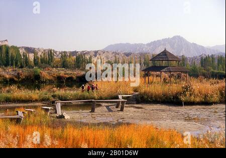 Chine : Pavillon près des grottes du Bouddha Kizil Thousand, Kuqa, province du Xinjiang. Les grottes de Kizil (Qizil Ming Oy; Kizil Cave of a Thousand Buddhas) sont 236 grottes bouddhistes coupées par roche situées près du canton de Kizil dans le Xinjiang. Le site est situé sur la rive nord de la rivière Muzat à 75 kilomètres par la route au nord-ouest de Kucha (Kuqa). Cette zone était un centre commercial de la route de la soie. On dit que les grottes sont le plus ancien complexe de grottes bouddhistes majeur du Xinjiang, avec un développement entre les 3rd et 8th siècles. Banque D'Images