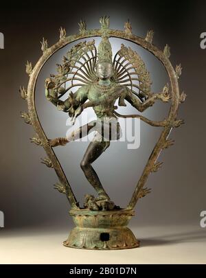 Inde: Shiva Nataraja ou 'Dancing Shiva'. Statuette en alliage de cuivre de Tamil Nadu, Chola Dynasty, c. 950-1000 CE. Nataraja ou Nataraj ('le Seigneur (ou Roi) de la danse'; Tamil: Kathan) est une représentation du dieu hindou Shiva comme danseur cosmique Koothan qui exécute sa danse divine pour détruire un univers fatigué et faire des préparatifs pour le dieu Brahma pour commencer le processus de création. Un concept tamoul, Shiva a d'abord été représenté comme Nataraja dans les célèbres bronzes Chola et sculptures de Chidambaram. Banque D'Images