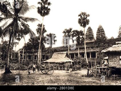 Cambodge: Palmiers à sucre, maisons à pilotis et une voiturette à Angkor Wat, 1909. Angkor Wat a été construit pour le roi Suryavarman II (r. 1113-1150) au début du 12th siècle comme son temple d'état et capitale. En tant que temple le mieux préservé du site d'Angkor, il est le seul à être resté un important centre religieux depuis sa fondation – d'abord hindou, dédié au dieu Vishnu, puis bouddhiste. C'est le plus grand bâtiment religieux au monde. Le temple est au sommet du style classique élevé de l'architecture khmère. Il est devenu un symbole du Cambodge, apparaissant sur son drapeau national. Banque D'Images