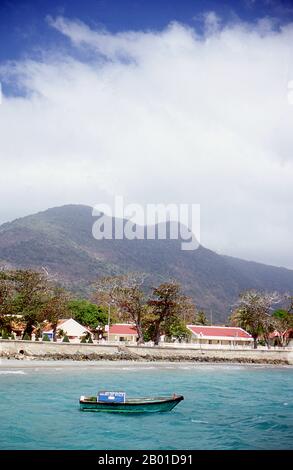 Vietnam : bateau, île de con son, parc national de con Dao, archipel de con Dao. Les îles con Dao (vietnamiennes: Côn Đảo) sont un archipel de la province de Bà Rịa–Vũng Tàu, dans le sud-est du Vietnam, et sont un district de cette province. Situé à environ 185 km (115 mi) de Vũng Tàu et à 230 km (143 mi) de Hồ Chí Minh ville (Saigon), le groupe comprend 16 îles et îlots montagneux. La superficie totale des terres est de 75 km2 et la population locale est d'environ 5 000 habitants. Le groupe insulaire est desservi par l'aéroport de Cỏ Ống. L'archipel était autrefois connu sous le nom de Poulo Condore. Banque D'Images