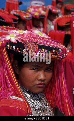 Thaïlande: Femme de Lisu avec un headaddress coloré aux festivités du nouvel an de Lisu, dans la province de Chiang Mai, dans le nord de la Thaïlande. Le peuple Lisu (Lìsù zú) est un groupe ethnique du Tibeto-Burman qui habite les régions montagneuses de la Birmanie (Myanmar), du sud-ouest de la Chine, de la Thaïlande et de l'État indien de l'Arunachal Pradesh. Environ 730 000 personnes vivent dans les préfectures de Lijiang, Baoshan, Nujiang, Diqing et Dehong dans la province du Yunnan, en Chine. Le Lisu constitue l'un des 56 groupes ethniques officiellement reconnus par la République populaire de Chine. En Birmanie, les Lisu sont connus comme l'un des sept groupes minoritaires de Kachin. Banque D'Images