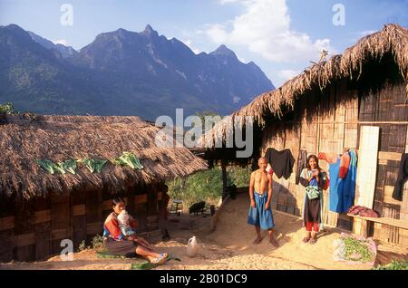 Thaïlande: Famille Lisu près de Chiang Dao, province de Chiang Mai, nord de la Thaïlande. Le peuple Lisu (Lìsù zú) est un groupe ethnique du Tibeto-Burman qui habite les régions montagneuses de la Birmanie (Myanmar), du sud-ouest de la Chine, de la Thaïlande et de l'État indien de l'Arunachal Pradesh. Environ 730 000 personnes vivent dans les préfectures de Lijiang, Baoshan, Nujiang, Diqing et Dehong dans la province du Yunnan, en Chine. Le Lisu constitue l'un des 56 groupes ethniques officiellement reconnus par la République populaire de Chine. En Birmanie, les Lisu sont connus comme l'un des sept groupes minoritaires de Kachin. Banque D'Images