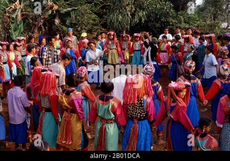 Thaïlande: Célébrations du nouvel an de Lisu, province de Chiang Mai, nord de la Thaïlande. Le peuple Lisu (Lìsù zú) est un groupe ethnique du Tibeto-Burman qui habite les régions montagneuses de la Birmanie (Myanmar), du sud-ouest de la Chine, de la Thaïlande et de l'État indien de l'Arunachal Pradesh. Environ 730 000 personnes vivent dans les préfectures de Lijiang, Baoshan, Nujiang, Diqing et Dehong dans la province du Yunnan, en Chine. Le Lisu constitue l'un des 56 groupes ethniques officiellement reconnus par la République populaire de Chine. En Birmanie, les Lisu sont connus comme l'un des sept groupes minoritaires de Kachin. Banque D'Images