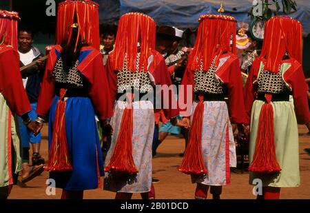 Thaïlande: Les femmes Lisu s'habillent en argent et en beaux adresses pour les célébrations du nouvel an de Lisu, province de Chiang Mai, dans le nord de la Thaïlande. Le peuple Lisu (Lìsù zú) est un groupe ethnique du Tibeto-Burman qui habite les régions montagneuses de la Birmanie (Myanmar), du sud-ouest de la Chine, de la Thaïlande et de l'État indien de l'Arunachal Pradesh. Environ 730 000 personnes vivent dans les préfectures de Lijiang, Baoshan, Nujiang, Diqing et Dehong dans la province du Yunnan, en Chine. Le Lisu constitue l'un des 56 groupes ethniques officiellement reconnus par la République populaire de Chine. En Birmanie, les Lisu sont connus comme l'un des sept groupes minoritaires de Kachin. Banque D'Images