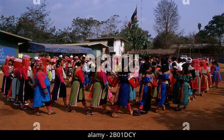 Thaïlande: Célébrations du nouvel an de Lisu, province de Chiang Mai, nord de la Thaïlande. Le peuple Lisu (Lìsù zú) est un groupe ethnique du Tibeto-Burman qui habite les régions montagneuses de la Birmanie (Myanmar), du sud-ouest de la Chine, de la Thaïlande et de l'État indien de l'Arunachal Pradesh. Environ 730 000 personnes vivent dans les préfectures de Lijiang, Baoshan, Nujiang, Diqing et Dehong dans la province du Yunnan, en Chine. Le Lisu constitue l'un des 56 groupes ethniques officiellement reconnus par la République populaire de Chine. En Birmanie, les Lisu sont connus comme l'un des sept groupes minoritaires de Kachin. Banque D'Images