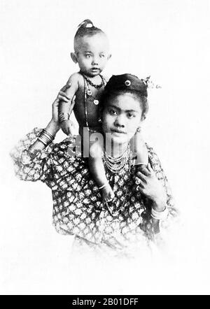 Birmanie : une mère burman et son enfant, c. 1892-1896. La conquête britannique de la Birmanie a commencé en 1824 en réponse à une tentative birmane d'envahir l'Inde. En 1886, et après deux autres guerres, la Grande-Bretagne avait incorporé tout le pays dans le Raj britannique. Pour stimuler le commerce et faciliter les changements, les Britanniques ont fait venir des Indiens et des Chinois, qui ont rapidement déplacé les Birmans dans les zones urbaines. À ce jour, Rangoon et Mandalay ont de grandes populations indiennes ethniques. Des chemins de fer et des écoles ont été construits, ainsi qu'un grand nombre de prisons, dont la tristement célèbre prison d'Insein. Banque D'Images