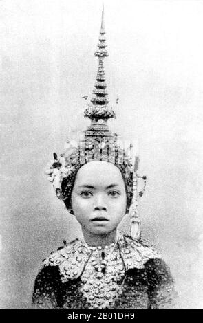 Cambodge: Une jeune ballerine prima du Ballet royal cambodgien, Lycee Sisowath, 1915. La danse classique khmer est une forme traditionnelle de danse au Cambodge qui partage de nombreuses similitudes avec les danses classiques de la Thaïlande et du Laos. La forme cambodgienne est connue sous différents noms en anglais, tels que le Ballet royal khmer et la danse du tribunal cambodgien. Étant une forme d'art très stylisée exécutée principalement par des femmes, la danse classique khmère, pendant l'ère du protectorat français, était largement confinée aux cours des palais royaux, exécutés par les concubines, les concubines, les parents et les préposés du palais. Banque D'Images