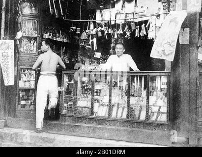 Chine : magasin d'Encens et de bougies à l'entrée d'une voie étroite de Shanghai, 1920s. Shanghai (chinois: 上 海; Pinyin Shànghǎi) est l'une des plus grandes villes par population de la République populaire de Chine, et du monde. La ville est située dans l'est de la Chine, au milieu de la côte chinoise, et se trouve à l'embouchure du fleuve Yangtze. En raison de sa croissance rapide au cours des deux dernières décennies, elle est de nouveau devenue une ville mondiale, exerçant une influence sur la finance, le commerce, la mode, la technologie et la culture. Autrefois une simple ville de pêche et de textile, Shanghai a gagné en importance au 19th siècle. Banque D'Images
