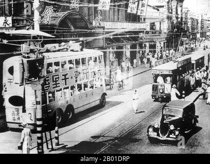 Chine : trafic de Shanghai - bus, tramway et automobile - sur Nanjing Road, c. 1930. Shanghai (chinois: 上 海; Pinyin Shànghǎi) est l'une des plus grandes villes par population de la République populaire de Chine, et du monde. La ville est située dans l'est de la Chine, au milieu de la côte chinoise, et se trouve à l'embouchure du fleuve Yangtze. En raison de sa croissance rapide au cours des deux dernières décennies, elle est de nouveau devenue une ville mondiale, exerçant une influence sur la finance, le commerce, la mode, la technologie et la culture. Autrefois une simple ville de pêche et de textile, Shanghai a gagné en importance au 19th siècle. Banque D'Images