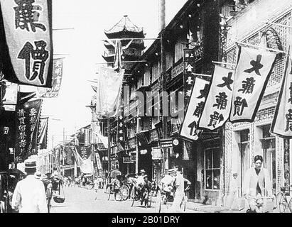 Chine : une longue rangée de magasins sur la route Fuzhou de Shanghai, 1930s. Shanghai (chinois: 上 海; Pinyin Shànghǎi) est l'une des plus grandes villes par population de la République populaire de Chine, et du monde. La ville est située dans l'est de la Chine, au milieu de la côte chinoise, et se trouve à l'embouchure du fleuve Yangtze. En raison de sa croissance rapide au cours des deux dernières décennies, elle est de nouveau devenue une ville mondiale, exerçant une influence sur la finance, le commerce, la mode, la technologie et la culture. Autrefois une simple ville de pêche et de textile, Shanghai a gagné en importance au 19th siècle. Banque D'Images