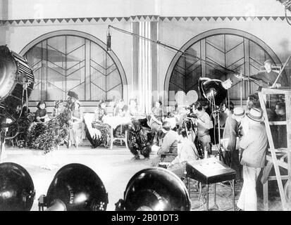 Chine : scène dans un studio de cinéma de Shanghai, 1920s. Shanghai (chinois: 上 海; Pinyin Shànghǎi) est l'une des plus grandes villes par population de la République populaire de Chine, et du monde. La ville est située dans l'est de la Chine, au milieu de la côte chinoise, et se trouve à l'embouchure du fleuve Yangtze. En raison de sa croissance rapide au cours des deux dernières décennies, elle est de nouveau devenue une ville mondiale, exerçant une influence sur la finance, le commerce, la mode, la technologie et la culture. Autrefois une simple ville de pêche et de textile, Shanghai a gagné en importance au 19th siècle en raison de son emplacement portuaire favorable. Banque D'Images