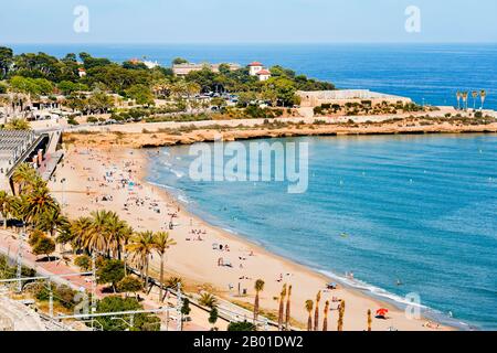 Tarragone, ESPAGNE - 28 MAI 2017: Bains de soleil à la plage de Miracle à Tarragone, Espagne. La ville, dans la célèbre région de Costa Daurada, a plusieurs maux urbains Banque D'Images