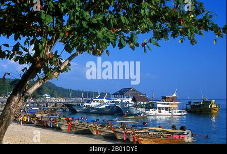 Thaïlande: Tours en bateau, Tonsai (Ban ton Sai), Ko Phi Phi Don, Ko Phi Phi. Ko Phi Phi Phi se compose de deux îles, Phi Phi Leh et Phi Don, situées au sud-est de Phuket. Les deux font partie du parc marin national de Hat Noppharat Thara Ko Phi Phi. Situé dans le centre de la mer de Phuket, Ko Phi Phi est presque équidistant de Phuket et Krabi et peut être atteint en bateau en environ deux heures. Phi Phi Don est la plus grande des deux îles, avec des collines pittoresques, des falaises abruptes, des plages de silken, des eaux d'azur et une vie remarquable d'oiseaux et de mer. Banque D'Images