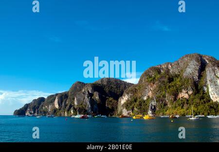 Thaïlande: Tonsai Bay (Ban ton Sai), Ko Phi Phi Don, Ko Phi Phi. Ko Phi Phi Phi se compose de deux îles, Phi Phi Leh et Phi Don, situées au sud-est de Phuket. Les deux font partie du parc marin national de Hat Noppharat Thara Ko Phi Phi. Situé dans le centre de la mer de Phuket, Ko Phi Phi est presque équidistant de Phuket et Krabi et peut être atteint en bateau en environ deux heures. Phi Phi Don est la plus grande des deux îles, avec des collines pittoresques, des falaises abruptes, des plages de silken, des eaux d'azur et une vie remarquable d'oiseaux et de mer. Banque D'Images