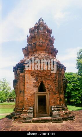 Thaïlande: Les prangs en briques de Prasat Sikhoraphum, province de Surin, nord-est de la Thaïlande. Prasat Sikhoraphum est un temple hindou khmer construit au 12th siècle par le roi Suryavarman II (r. 1113-1150). Le Prasat Sikhoraphum date du début du 12th siècle et a été magnifiquement restauré. Il se compose de cinq prangs de briques sur une plate-forme carrée de Laterite entourée d'étangs remplis de nénuphars. Le linteau et les piliers du prang central sont magnifiquement sculptés avec des filles dansantes célestes, ou apsara, et d'autres scènes de la mythologie hindoue. Banque D'Images