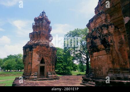 Thaïlande: Les prangs en briques de Prasat Sikhoraphum, province de Surin, nord-est de la Thaïlande. Prasat Sikhoraphum est un temple hindou khmer construit au 12th siècle par le roi Suryavarman II (r. 1113-1150). Le Prasat Sikhoraphum date du début du 12th siècle et a été magnifiquement restauré. Il se compose de cinq prangs de briques sur une plate-forme carrée de Laterite entourée d'étangs remplis de nénuphars. Le linteau et les piliers du prang central sont magnifiquement sculptés avec des filles dansantes célestes, ou apsara, et d'autres scènes de la mythologie hindoue. Banque D'Images