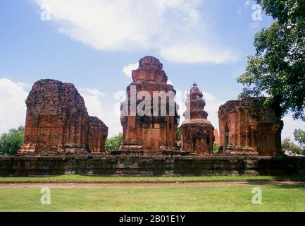 Thaïlande: Les prangs en briques de Prasat Sikhoraphum, province de Surin, nord-est de la Thaïlande. Prasat Sikhoraphum est un temple hindou khmer construit au 12th siècle par le roi Suryavarman II (r. 1113-1150). Le Prasat Sikhoraphum date du début du 12th siècle et a été magnifiquement restauré. Il se compose de cinq prangs de briques sur une plate-forme carrée de Laterite entourée d'étangs remplis de nénuphars. Le linteau et les piliers du prang central sont magnifiquement sculptés avec des filles dansantes célestes, ou apsara, et d'autres scènes de la mythologie hindoue. Banque D'Images