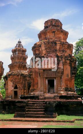 Thaïlande: Les prangs en briques de Prasat Sikhoraphum, province de Surin, nord-est de la Thaïlande. Prasat Sikhoraphum est un temple hindou khmer construit au 12th siècle par le roi Suryavarman II (r. 1113-1150). Le Prasat Sikhoraphum date du début du 12th siècle et a été magnifiquement restauré. Il se compose de cinq prangs de briques sur une plate-forme carrée de Laterite entourée d'étangs remplis de nénuphars. Le linteau et les piliers du prang central sont magnifiquement sculptés avec des filles dansantes célestes, ou apsara, et d'autres scènes de la mythologie hindoue. Banque D'Images