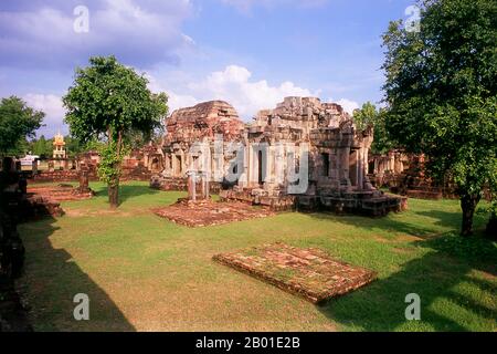 Thaïlande: Prasat Meuang Phanomwan, province de Nakhon Ratchasima, nord-est de la Thaïlande. Le sanctuaire khmer de Prasat Meuang Phanomwan a été construit au cours des 10th et 11th siècles et était à l'origine un temple hindou dédié à Lord Shiva. Prasat Phanom WAN est situé entre Korat et Phimai et bien que pas aussi impressionnant que Prasat Hin Phimai, c'est toujours un très bon site khmer. La première inscription trouvée ici date de 891 ce qui coïncide avec le règne de Yasovarman. D'autres parties du temple ont été ajoutées pendant le règne de Suryavarman I au 11th siècle. Banque D'Images