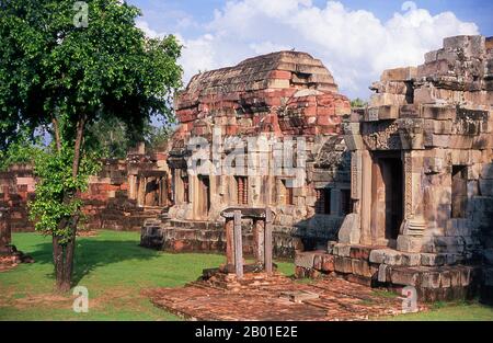 Thaïlande: Prasat Meuang Phanomwan, province de Nakhon Ratchasima, nord-est de la Thaïlande. Le sanctuaire khmer de Prasat Meuang Phanomwan a été construit au cours des 10th et 11th siècles et était à l'origine un temple hindou dédié à Lord Shiva. Prasat Phanom WAN est situé entre Korat et Phimai et bien que pas aussi impressionnant que Prasat Hin Phimai, c'est toujours un très bon site khmer. La première inscription trouvée ici date de 891 ce qui coïncide avec le règne de Yasovarman. D'autres parties du temple ont été ajoutées pendant le règne de Suryavarman I au 11th siècle. Banque D'Images