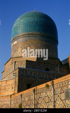 Ouzbékistan: Dôme à Tillya Kari Madrassa, le Registan, Samarkand. Le Registan contient trois madrasahs (écoles), le Madrasa d'Ulugh (1417-1420), le Madrasa de Tilya-Kori (1646-1660) et le Madrasa de Sher-Dor (1619-1636). La Madrasah Tilya-Kori a été construite au milieu du siècle 17th par le Shaybanid Amir Yalangtush. Le nom Tilya-Kori signifie «doré» ou «doré», et tout le bâtiment est somptueusement décoré avec des arabesques géométriques élaborées et de la sura du Qur’an à l’extérieur et particulièrement à l’intérieur. Banque D'Images