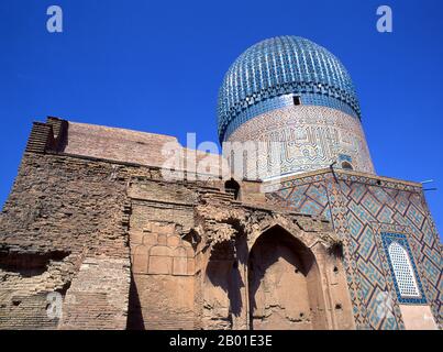 Ouzbékistan: Dôme cannelé Timurid, mausolée de Gur-e Amir, Samarkand. Le Gūr-e Amīr ou Guri Amir (perse: گورِ امیر) est le mausolée du conquérant asiatique Tamerlane (également connu sous le nom de Timur) à Samarkand, en Ouzbékistan. Il occupe une place importante dans l'histoire de l'architecture perse comme le précurseur et le modèle pour les plus grands tombeaux de l'architecture moghole, y compris le tombeau d'Humayun à Delhi et le Taj Mahal à Agra, construit par les descendants de Timur, la dynastie Mughal au pouvoir de l'Inde du Nord. Il a été fortement restauré. Gur-e Amir est perse pour 'tombe du roi'. Banque D'Images