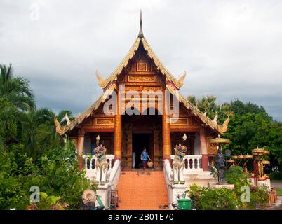 Thaïlande: Le viharn à Wat Phuak Hong, Chiang Mai. Wat Phuak Hong (วัดพวกหงษ์), le 'Temple de la fuite des cygnes', est situé dans le coin sud-ouest de la vieille ville de Chiang Mai. Un petit temple typique de LAN Na, il est surtout remarquable pour la stupa ronde qui se dresse à l'ouest du viharn. Construit au 16th siècle, la structure arrondie a sept niveaux de diminution encerclés par un total de 52 niches pour les images du Bouddha, dont certains survivent aujourd'hui, bien que dans un état plutôt endommagé. Banque D'Images