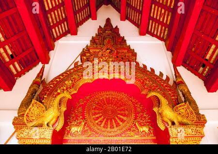 Thaïlande: Fronton de la porte d'entrée avec Dharmachakra (roue de la Loi), le viharn à Wat Phuak Hong, Chiang Mai. Wat Phuak Hong (วัดพวกหงษ์), le 'Temple de la fuite des cygnes', est situé dans le coin sud-ouest de la vieille ville de Chiang Mai. Un petit temple typique de LAN Na, il est surtout remarquable pour la stupa ronde qui se dresse à l'ouest du viharn. Construit au 16th siècle, la structure arrondie a sept niveaux décroissants encerclés par un total de 52 niches pour les images du Bouddha, dont certains survivent aujourd'hui, bien que dans un état plutôt endommagé. Banque D'Images