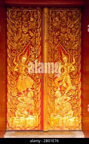 Thaïlande: Les portes avant du viharn à Wat Phuak Hong montrent des figures sous la forme du dieu hindou Vishnu, Chiang Mai. Wat Phuak Hong (วัดพวกหงษ์), le 'Temple de la fuite des cygnes', est situé dans le coin sud-ouest de la vieille ville de Chiang Mai. Un petit temple typique de LAN Na, il est surtout remarquable pour la stupa ronde qui se dresse à l'ouest du viharn. Construit au 16th siècle, la structure arrondie a sept niveaux décroissants encerclés par un total de 52 niches pour les images du Bouddha, dont certains survivent aujourd'hui, bien que dans un état plutôt endommagé. Banque D'Images