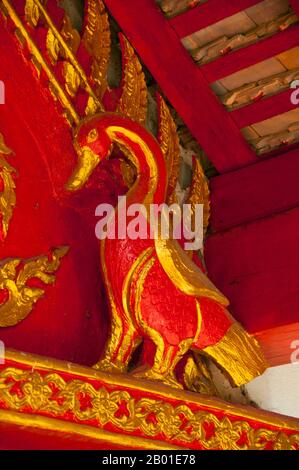 Thaïlande: Hamsa (cygne sacré ou oie) au-dessus de la porte d'entrée du viharn à Wat Phuak Hong, Chiang Mai. Wat Phuak Hong (วัดพวกหงษ์), le 'Temple de la fuite des cygnes', est situé dans le coin sud-ouest de la vieille ville de Chiang Mai. Un petit temple typique de LAN Na, il est surtout remarquable pour la stupa ronde qui se dresse à l'ouest du viharn. Construit au 16th siècle, la structure arrondie a sept niveaux décroissants encerclés par un total de 52 niches pour les images du Bouddha, dont certains survivent aujourd'hui, bien que dans un état plutôt endommagé. Banque D'Images