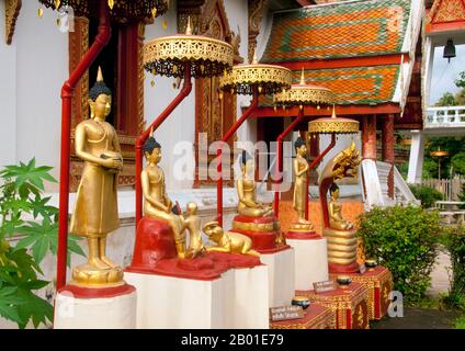 Thaïlande: Bouddhas par les jours de la semaine en dehors du viharn à Wat Phuak Hong, Chiang Mai. Wat Phuak Hong (วัดพวกหงษ์), le 'Temple de la fuite des cygnes', est situé dans le coin sud-ouest de la vieille ville de Chiang Mai. Un petit temple typique de LAN Na, il est surtout remarquable pour la stupa ronde qui se dresse à l'ouest du viharn. Construit au 16th siècle, la structure arrondie a sept niveaux de diminution encerclés par un total de 52 niches pour les images du Bouddha, dont certains survivent aujourd'hui, bien que dans un état plutôt endommagé. Banque D'Images