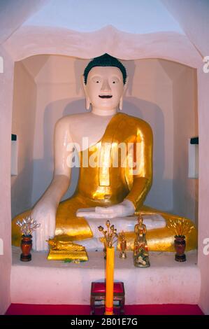 Thaïlande: Figure de Bouddha principal à l'intérieur du viharn en bois, Wat Prasat, Chiang Mai. Wat Prasat (วัดปราสาท) date au moins jusqu'au 16th siècle ce, et est probablement encore plus vieux. Le bâtiment le plus important du complexe du temple est l'ancien viharn, qui date de 1823 mais a été rénové avec goût en 1987. Construit dans un style traditionnel et typiquement LAN Na, le viharn est construit de panneaux en teck savamment faits sur une base en brique blanchie à la chaux et en stuc. L'entrée principale, qui fait naturellement face à l'est, est atteinte par un bas vol de marches flanqué de naga balustrades. Banque D'Images